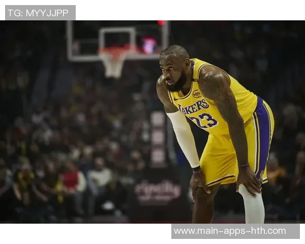 詹姆斯上半场表现平平8投3中三分命中率尚可拿下10分2篮板1助攻1抢断1盖帽 詹姆斯上半场表现平平8投3中三分命中率尚可拿下10分2篮板1助攻1抢断1盖帽